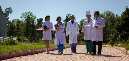 Тувинские врачи в центре Назаралиева.jpg